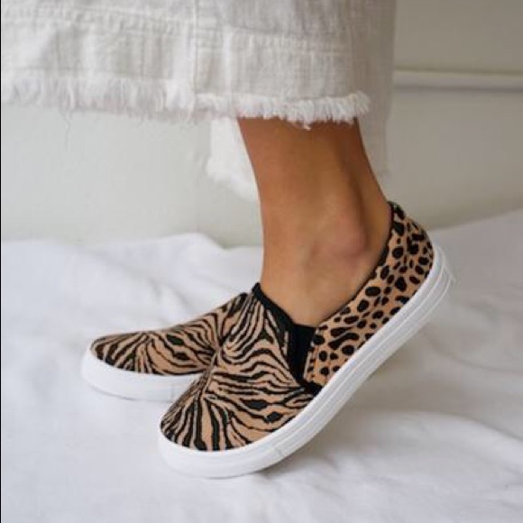 ❤️HP! Tiger & Leopard Sneakers - Picture 4 of 8